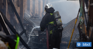 Incendio consume dos viviendas y daña otras cuatro en Pudahuel: hay un fallecido