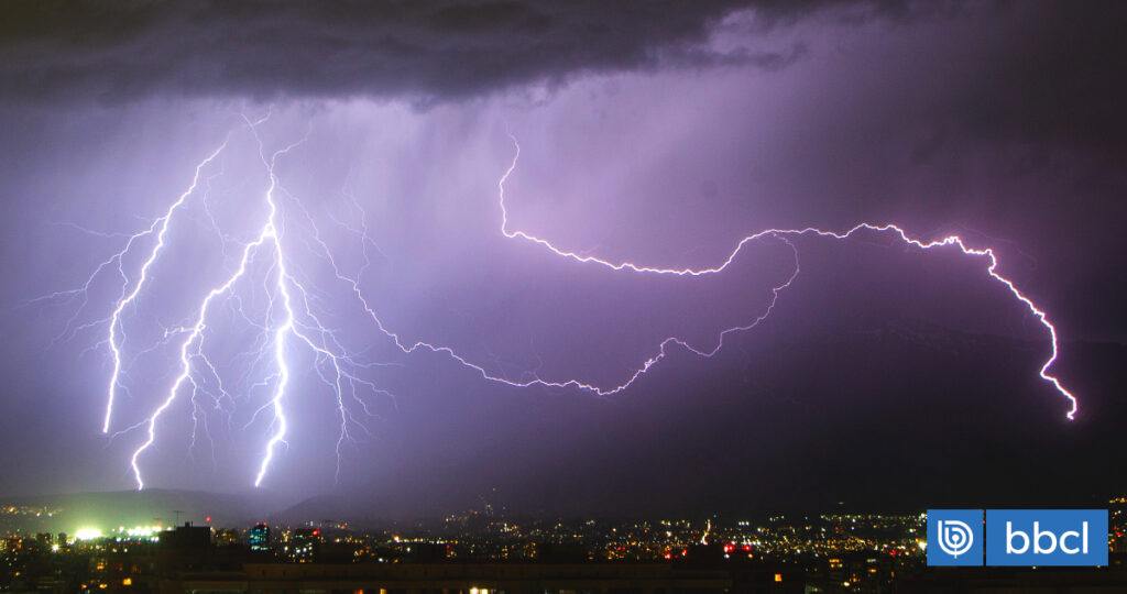 Tormentas dejan 45 damnificados, 104 albergados, 40 aislados y rayo sobre vivienda en zona centro-sur